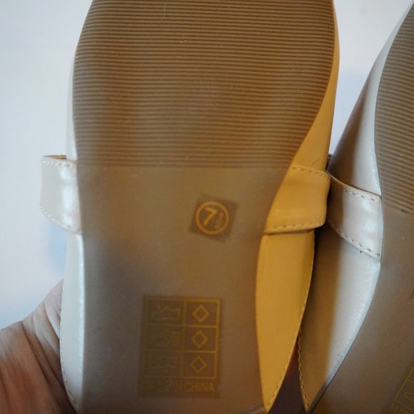 * NWOT Womens Shag Boutique Beige Faux Leather Flat Mules Sz 7.5 - Picture 7 of 7